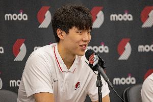 杨瀚森:第一次来美国时不会点外卖 一个月都没吃饱