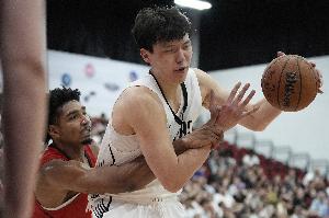 媒体人:对小杨成长要放眼整个赛季 首赛季半数常规赛出场就满意