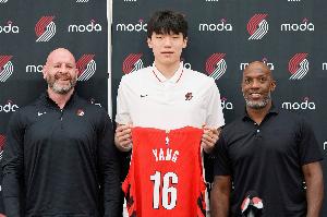比卢普斯：杨瀚森丰富的技能包打动了我 我有信心帮他提升