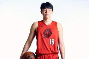 媒体人：佩服杨瀚森的心态 上一场被打爆 下一场依旧敢打敢出手