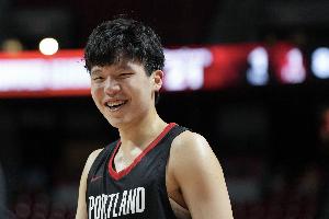 媒体人：杨瀚森给人印象最深的一直是他的自信和适应能力