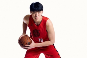 媒体人：杨瀚森三威胁 直接启动 运一步进去直接上篮 对方很难防