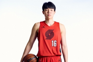 媒体人:杨瀚森在抢前场板的处理最好调整一下 还要退防保护中路