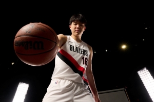 媒体人:杨瀚森今天几次犯规 是对抗不足体能下滑之后的无奈之举