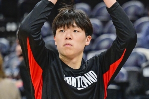 媒体人:杨瀚森今天表现相对平庸 没有篮板 卡位意识还得练
