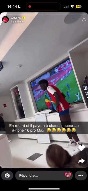 队友乐疯了?马维萨因迟到被惩罚摇大转盘，要送每人一台iPhone