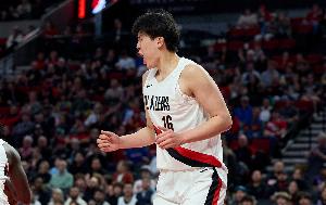 小杨落泪!媒体人:作为全村希望太想打好 有很强挫败感让人心疼
