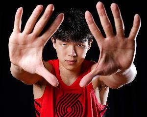 ?拿来吧你！杨瀚森迅速转身 镇守篮下大帽凯斯勒反篮！