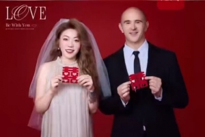 苏超南京队外籍主帅成南京女婿!妻子发文:愿年年相伴一切如意