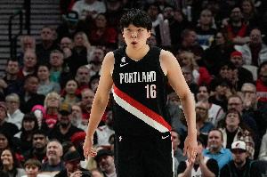 媒体人:杨瀚森仍在赢得信任的过程中 开拓者中锋没进攻战术地位