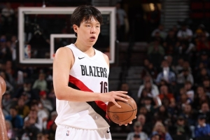 媒体人:相信小杨已有体会 在NBA要先下手为强 别客气自信多用脑
