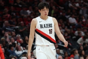 拓记:罗威的伤缺让杨瀚森更早面对NBA的核心强度 也是巨大的挑战