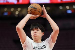 刘维伟：杨瀚森现在跟队友之间的交流越来越多了 进入状态很快
