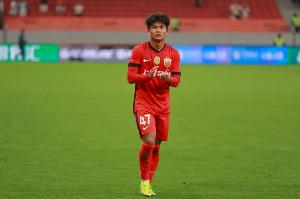 沪媒:蒯纪闻、李新翔踢完泰山后驰援上海U20队,缺席海港vs浙江