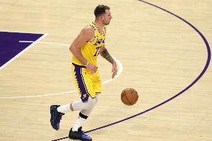 东契奇生涯第8次砍至少45分10板+5三分 超哈登 独享历史第一