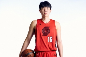 媒体人:杨瀚森的防守和篮板做得比较糟糕 得赶紧找到状态