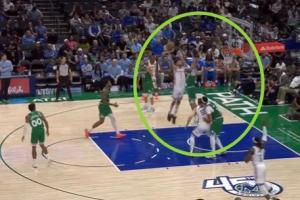 ?欢迎来到NBA！霍姆格伦迎着弗拉格单臂滑翔炸扣！