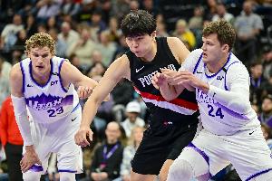 硬起来！杨瀚森刚上场被凯斯勒打2+0 回过头隔人放篮回应！