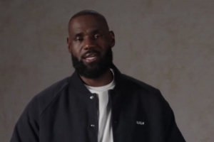 詹姆斯:18岁就能穿签名球鞋征战NBA 生涯首秀前我一直在摆弄鞋带