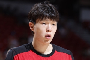 媒体人：坐在替补席第2排也可学习阅读场上形势 盼杨瀚森珍惜时间