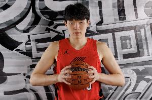5连客!媒体人:杨瀚森近期上场机会应该不大 但能跟着球队也不错