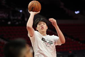 训练中神奇三分！美网友:杨瀚森一直在进步 不让他打发这骗流量？