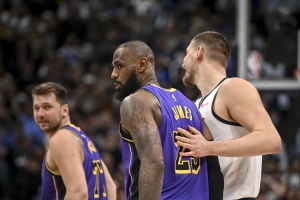 肯尼:詹姆斯复出后就像有三个约基奇一起打球 那样效率太低了