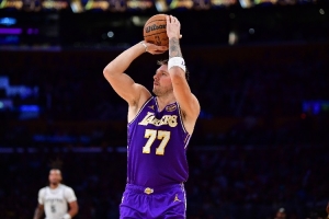 有戏吗？费尔顿：东契奇有可能同时拿到得分王和MVP