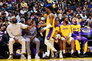 ?里夫斯：布朗尼在NBA打首发 詹姆斯却被下放G联盟了 太棒了