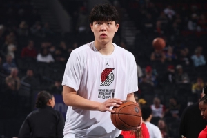 媒体人:杨瀚森在G联盟要多自己打一打 在这里就得打得独一点!