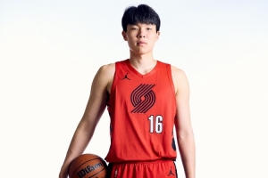 媒体人:杨瀚森在适应G联赛后 很快就展现出很强的个人能力