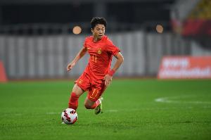 媒体人:唐天翼受中甲球队青睐是好事,他最近专心踢球没再犯错