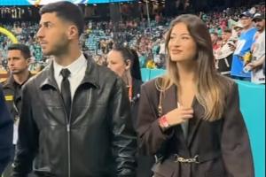 俊男靓女?29岁阿森西奥携女友重回伯纳乌，现场观看NFL比赛