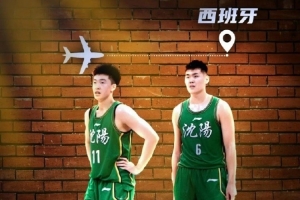 媒体人:黄秋实张峻豪启程后被毕巴放弃 后者被提醒两人打架禁赛