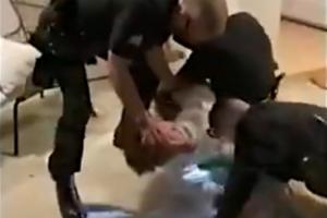 ?海斯to邓恩：你很会打吗？当年仨警察拿电棍都差点没按住哥！