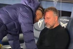?主帅不高兴！巴萨3-1赛后，弗里克独坐替补席与拉菲尼亚交流