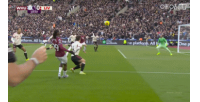 有点倒霉！阿利松出击与戈麦斯相撞倒地，队医进场治疗后比赛继续