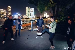 神秘的东方游戏?齐达内与上海大妈踢毽子，在一声声漂亮中上头