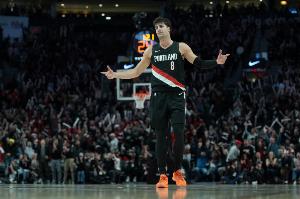 成也萧何败也萧何！阿夫迪亚空砍25分8板14助 关键进攻犯规+吃帽