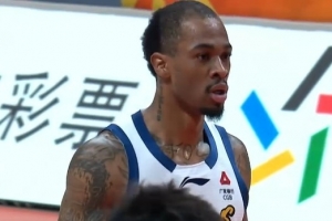 媒体人:雷琼·塔克身体素质超级劲爆 一个人就可撕裂对手防线