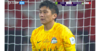什么情况？法比奥正要罚点球，河南球员闯入禁区抗议球没摆好