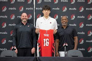 开拓者媒体人:杨瀚森选秀时风光无限 你再看看现在 令人唏嘘