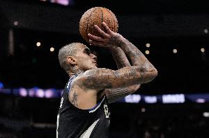 主攻手！库兹马半场9中7拿到并列最高18分 罚球5中4