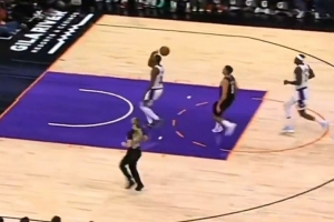 不长记性！领先20分斯玛特空篮不上脑后传球失误 送太阳12-0起势