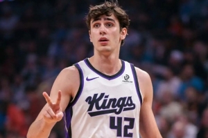 “我斯坦福毕业,学计算机的,实在找不到工作,就来NBA试试”