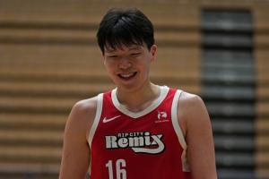 滑翔暴扣?杨瀚森挡拆下顺 接击地传球举火烧天滑翔暴扣！