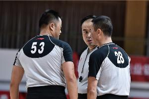 媒体人：男篮在国际赛事总是对判罚不适应 CBA裁判多少有责任