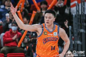 主要得分点！李弘权半场9中4得全队最高10分 另有5篮板&2个前场板