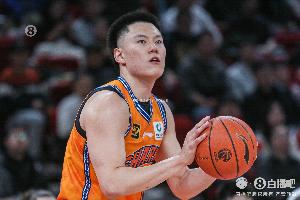 进攻相当给力！李弘权9中7高效砍18分&其中三分5中4 首节独得12分