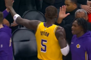 势大力沉！艾顿篮下起飞双手暴扣 率队打停太阳